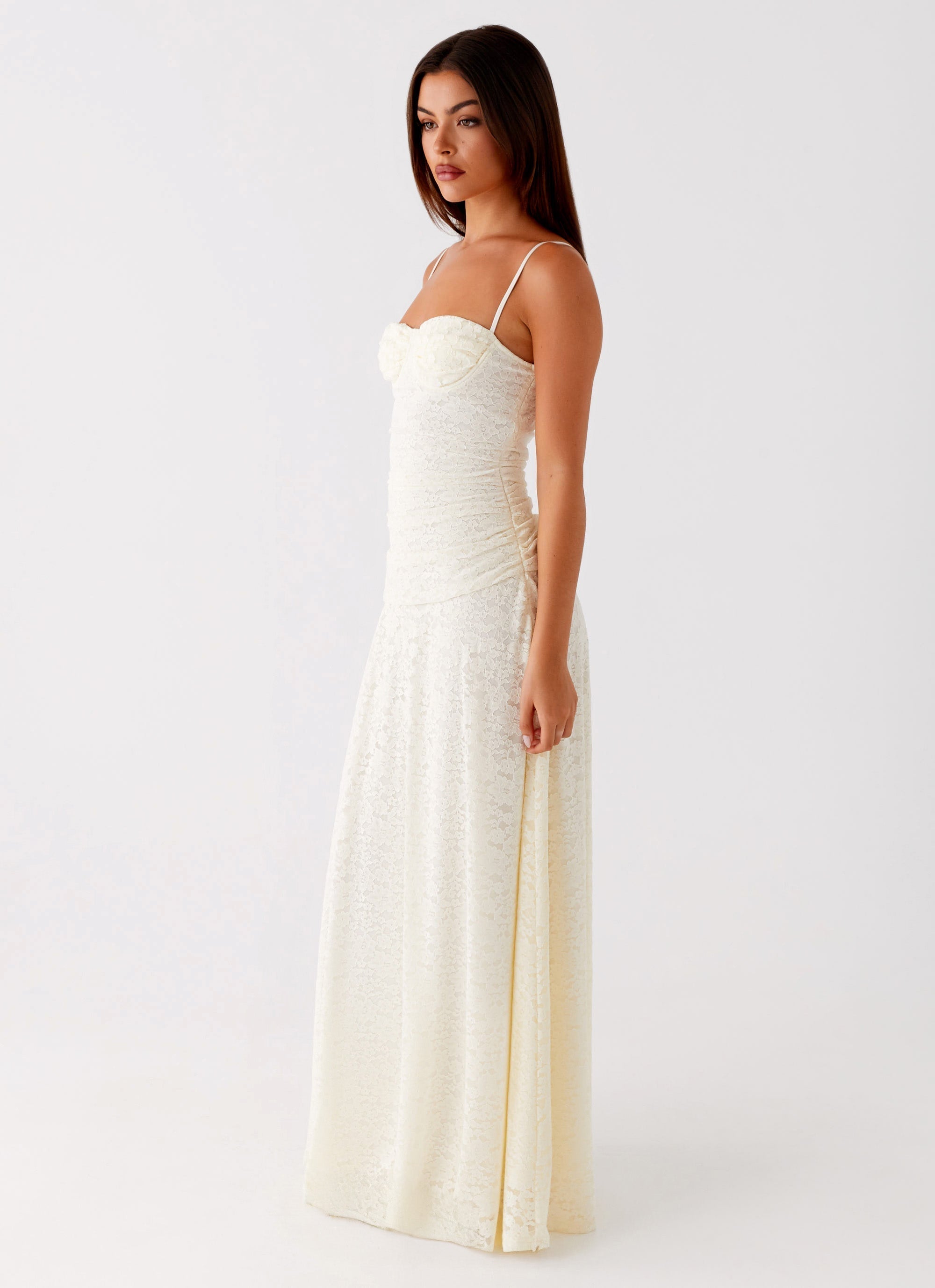 Elegant White Maxi Dress with Lace Sweetheart Neckline