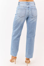 Light Wash Straight Jeans with Raw Hem – Versatile Fit